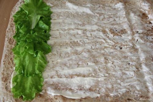 Рулет из лаваша с крабовыми палочками и огурцом. 02