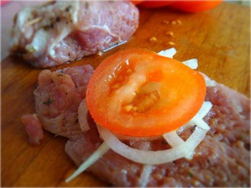 Мясные рулетики под соусом. 01