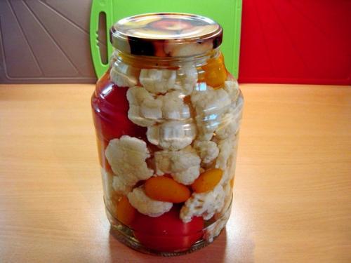 Маринованная цветная капуста с помидорами на зиму.