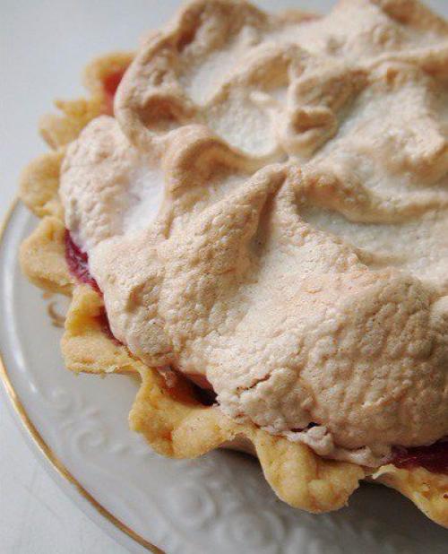 Вишнёвый тарт с орехами и безе. 01