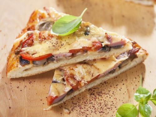 Пицца с ветчиной и грибами.