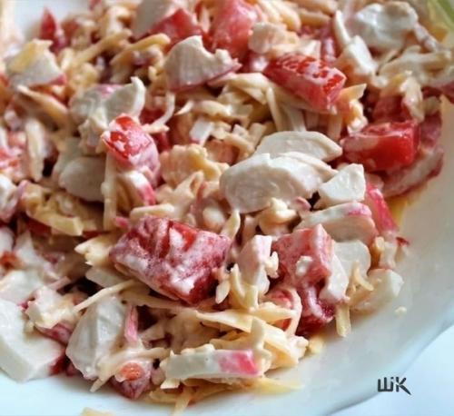 Крабовый салат. Он удивит своим вкусом на праздничном столе, гарантирую.