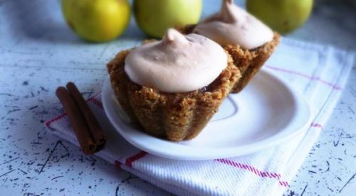 Корзиночки с яблочным муссом и меренгой.
