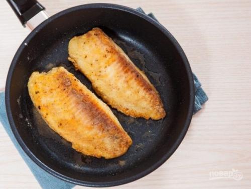 Морской окунь в панировке.