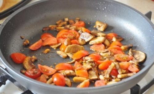 Омлет с грибами, помидорами и сыром. 03