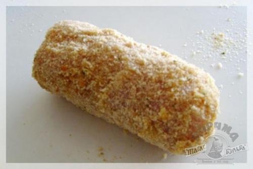 Котлета по-киевски.  Котлета по-киевски готовится из масла с пряностями, завернутого в запанированные куриные грудки. 05