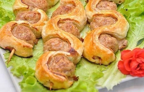 Шашлычки со слоёным тестом на шпажках.
