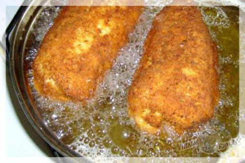 Котлета по-киевски.  Котлета по-киевски готовится из масла с пряностями, завернутого в запанированные куриные грудки. 06