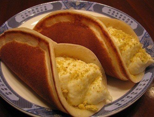 Катаеф - арабские блинчики с заварным кремом.