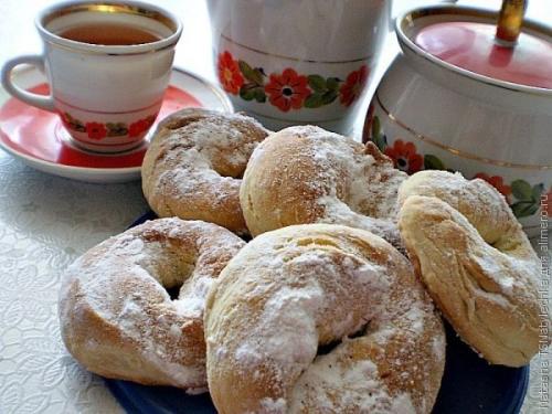 Сметанные калачики.  Буквально 30-40 минут - и у вас на столе мягкие, слегка рассыпчатые калачики с приятным домашним вкусом.