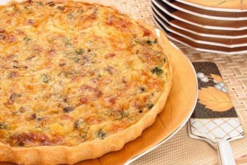 Лоранский пирог с курицей, грибами и брокколи.