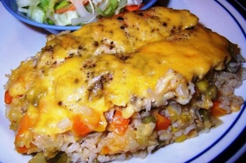 Вся семья осталась довольна от ужина - запеканка из риса с курицей, овощами и грибами.