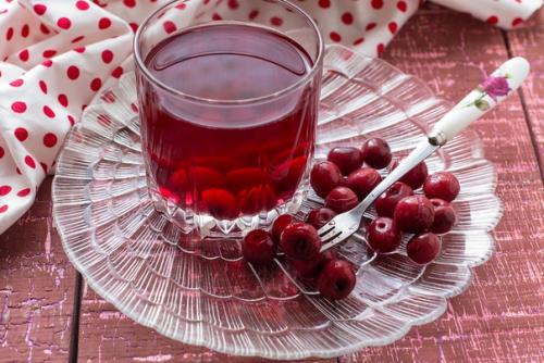 Компот из вишни с пряностями.