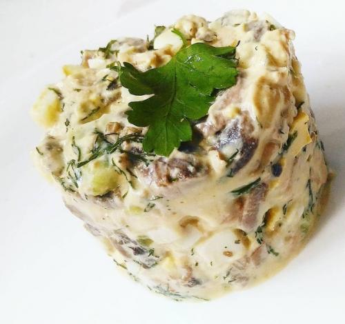 Вкусный салатик.  Ингредиенты: шампиньоны 250 гр грудка 3 шт огурчик соленый 1 шт яйца 3 шт лук 1 шт маленький (можно без него) зелень 50 г.