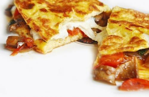 Омлет с грибами, помидорами и сыром. 01