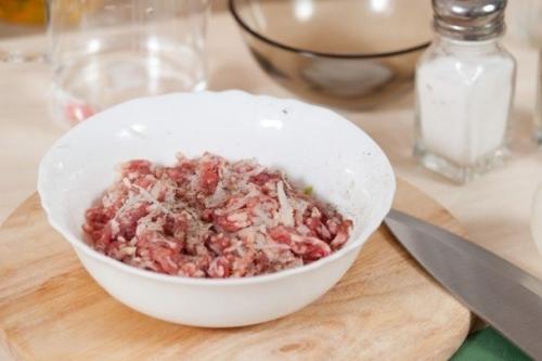 Пельмени.  Ингредиенты:   - Говядина (или баранина, или свинина) - 300 г. 01