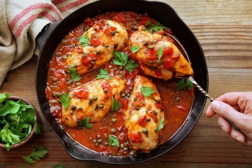 Куриная грудка с томатами и чесноком.