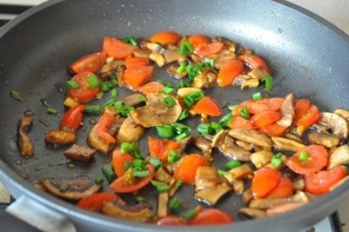 Омлет с грибами, помидорами и сыром. 04