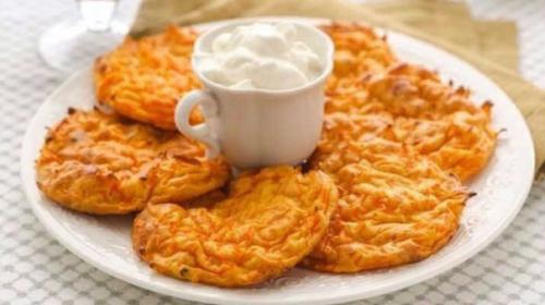 Морковные оладьи с кукурузной мукой.
