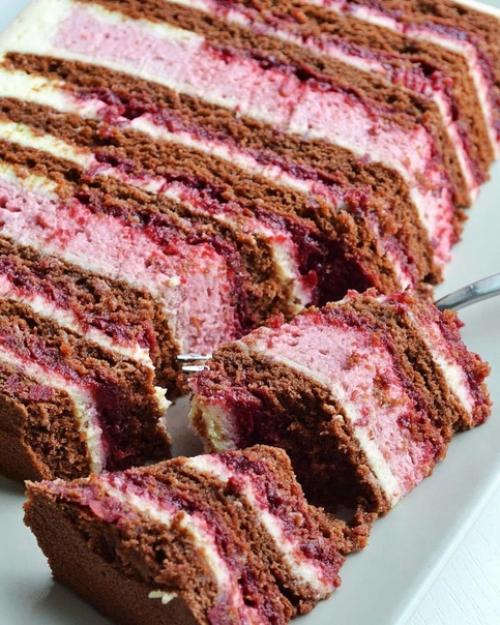 Шоколадныи Медовик с вишневым конфи, вишневым муссом и заварным кремом на основе сметаны и молока с творожным сыром. 07