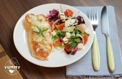 Курица под помидорами и сыром.
