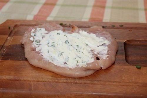Куриные грудки, фаршированные козьим сыром и зеленью.