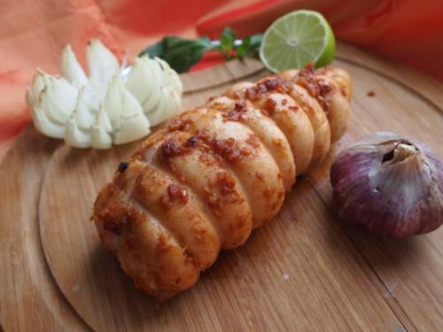 Куриная пастрома.   Куриная пастрома - это прекрасная замена напичканным химией магазинным мясным изделиям и просто замечательная закуска. 06