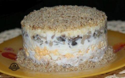 Салат с курицей и грецкими орехами.