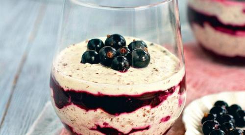 Творожный десерт со смородиной и медом.