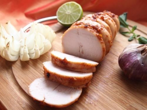 Куриная пастрома.   Куриная пастрома - это прекрасная замена напичканным химией магазинным мясным изделиям и просто замечательная закуска. 07