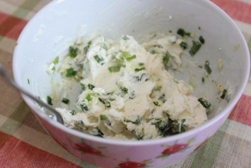 Куриные грудки, фаршированные козьим сыром и зеленью.