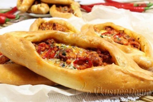 Пицца турецкая - Pide с мясом и с сыром.