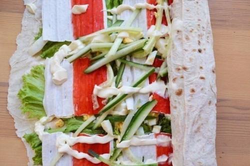 Рулет из лаваша с крабовыми палочками. 07