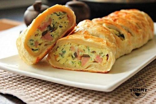 Яичница - болтунья в слоёном тесте.