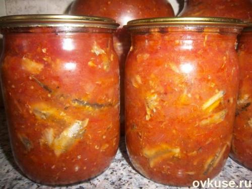 Килька или мойва в томатном соусе с овощами.