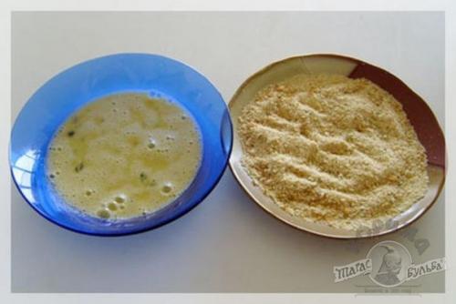 Котлета по-киевски.  Котлета по-киевски готовится из масла с пряностями, завернутого в запанированные куриные грудки. 04