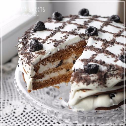 Медовый торт с черносливом.