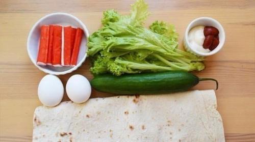 Рулет из лаваша с крабовыми палочками. 01