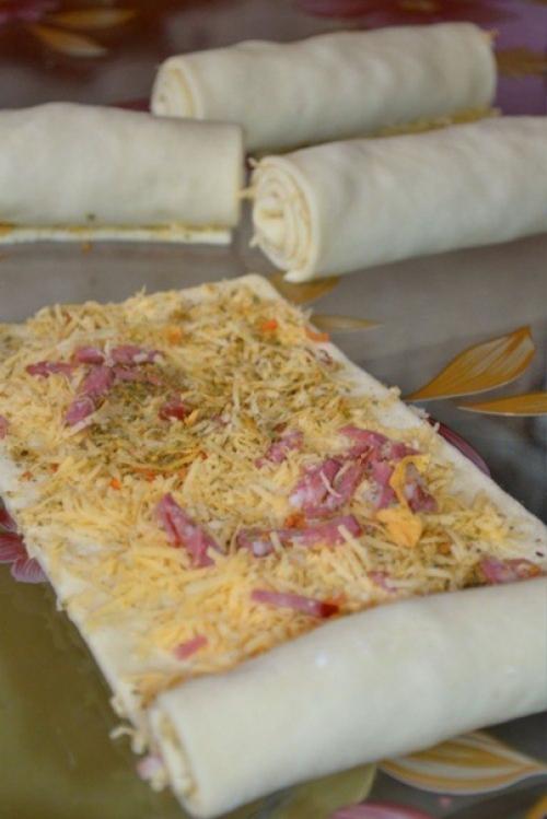 Порционный пирог с сыром и колбасой. 05
