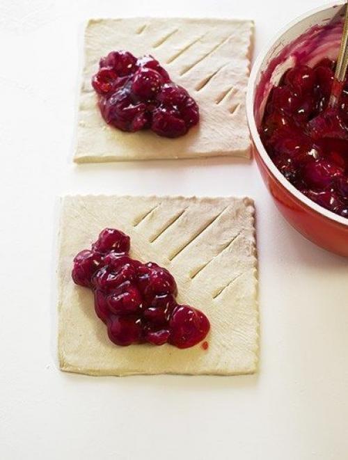 Сочные слойки с вишней. 05