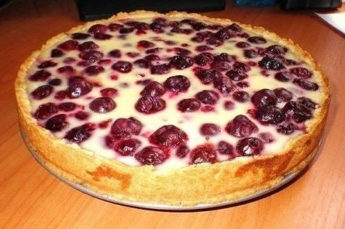 Нежный пирог с ягодами и сметанной заливкой.