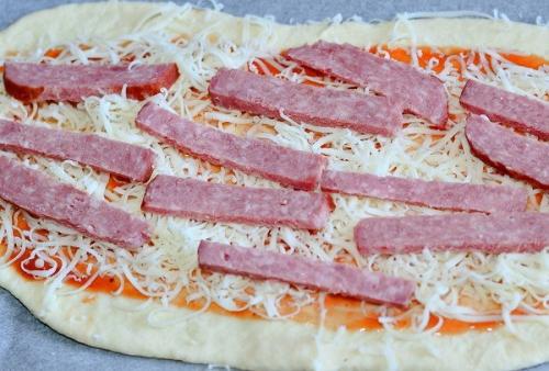 Пицца с салями, грибами и помидорами. 06