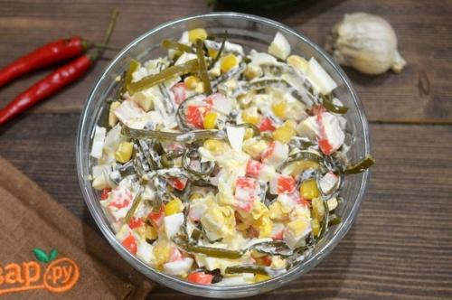 Крабовый салат с морской капустой.