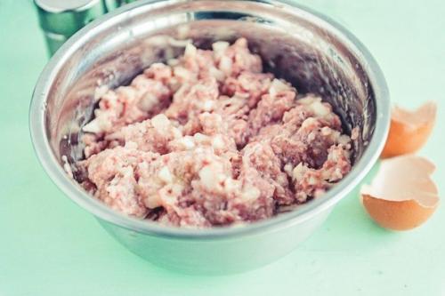 Бризоль.  Ингредиенты:   - Фарш мясной (свинина говядина) - 400 г. 02