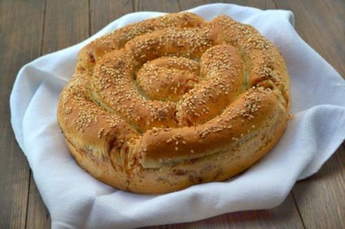 Порционный пирог с сыром и колбасой.