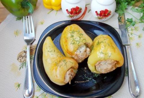 Перец, фаршированный свининой и баклажанами.