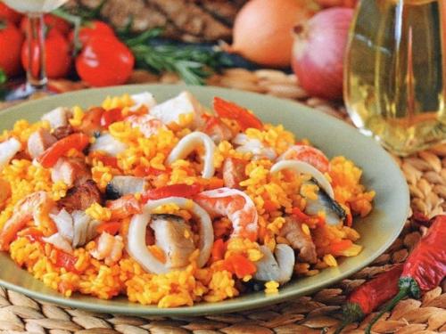 Паэлья по-андалузски (испанская кухня).