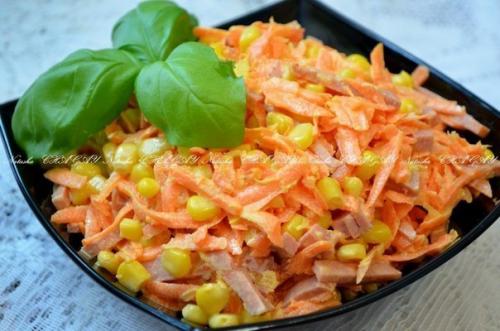 Салат с копченой колбасой и морковью. 04