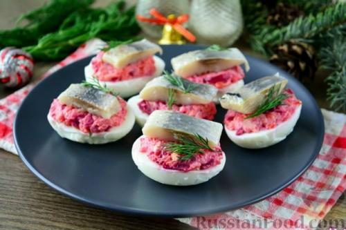 Топ - 3 салата из нашего детства, которые до сих пор вызывают улыбку и ощущение праздника. 

