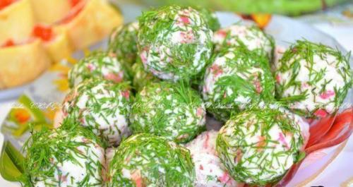 Сырные шарики с крабовыми палочками.